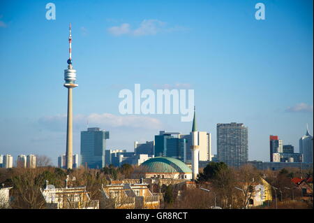 Moschea a Hubertusdamm a Vienna con la città delle Nazioni Unite in background Foto Stock