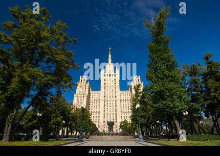 Alto edificio di Piazza Kudrinskaya edificio è uno dei sette sorelle. Foto Stock