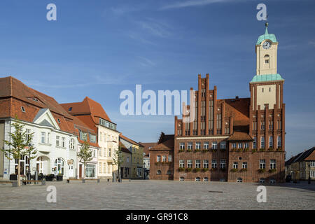 Il municipio sulla Piazza del Mercato di Wittstock Dosse, Mecklenburg, Germania Foto Stock