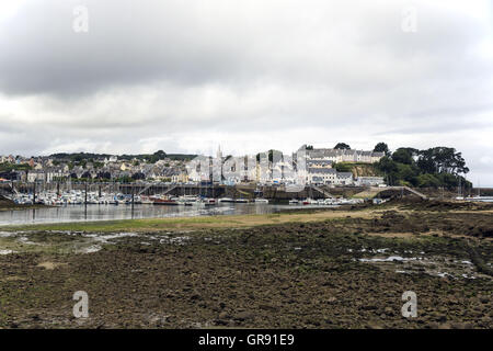 Città Vecchia e il porto di Douarnenez nella cortina di nubi, Finisterre, Bretagna Francia Foto Stock