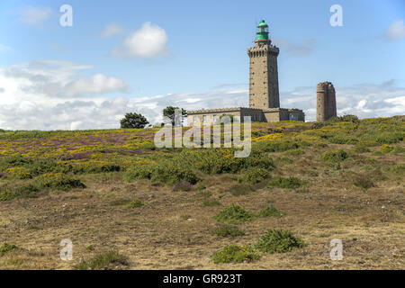 Paesaggio a Cap Frehel faro con cielo blu e nuvole, Brittany, Francia Foto Stock