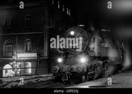 Locomotiva a vapore 95 0028 durante la notte alla stazione di dicembre 1979 Saalfeld, Turingia, Germania Foto Stock