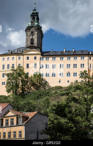 Il castello di Heidecksburg a Rudolstadt, affacciato sulla torre del castello dalla Città Vecchia, Turingia, Germania Foto Stock