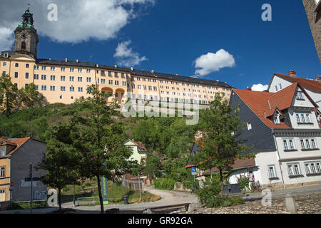 Il castello di Heidecksburg a Rudolstadt, affacciato sulla torre del castello dalla Città Vecchia, Turingia, Germania Foto Stock