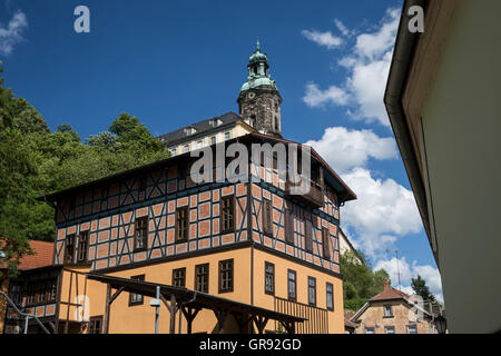 Il castello di Heidecksburg a Rudolstadt, affacciato sulla torre del castello dalla Città Vecchia, Turingia, Germania Foto Stock