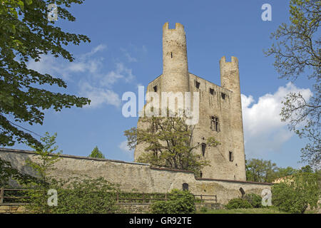 Alta sciame di castello in rovina in Saalfeld an der Saale, Turingia, Germania, Europa Foto Stock