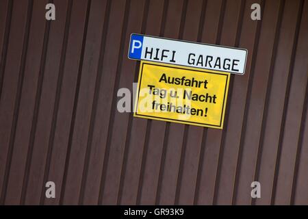 Garage Hifi uscire di giorno e di notte mantenere libero Foto Stock
