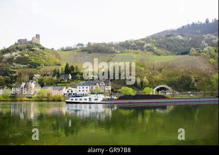 Bernkastel sulla Mosella in primavera con la nave da carico Foto Stock