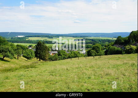 Merscheid in Hunsrck In estate, di fronte Erbeskopf e Morbach Weiperath Foto Stock