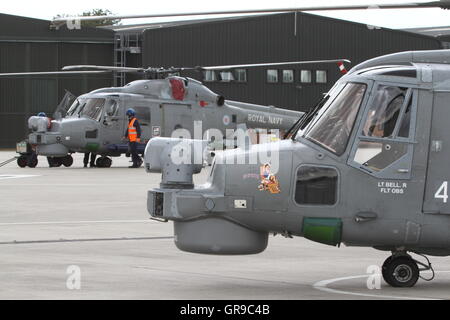 Una coppia di costruito British Royal Navy westland lynx hma.8 elicotteri sulla dispersione / rampa al Royal Naval Air Station yeovilton Foto Stock