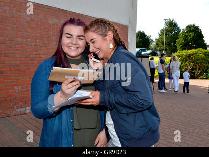 Le ragazze adolescenti controllo GCSE risultati, Londonderry, Irlanda del Nord. ©George Sweeney/Alamy Foto Stock