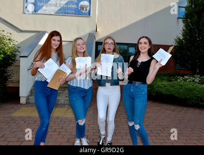 Le ragazze adolescenti controllo GCSE risultati, Londonderry, Irlanda del Nord. ©George Sweeney/Alamy Foto Stock