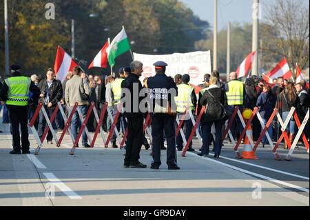 Premere di polizia a un Anti-Refugee dimostrazione In Spielfeld Foto Stock