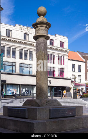 Croce di mercato, 1727 e Art Deco Binns department store, 1926, ora House of Fraser, Darlington, County Durham, Inghilterra Foto Stock