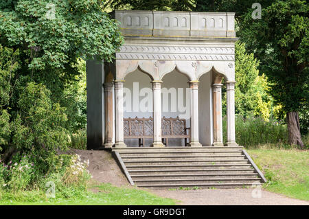 Sedile gotico follia da James Paine, 1764, Hardwick Park, Sedgefield, County Durham, Inghilterra Foto Stock