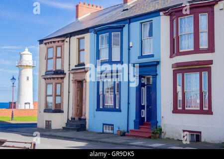 Batteria Heugh faro e Vittoriano case a schiera, la Capezzagna, Hartlepool, County Durham, Inghilterra Foto Stock