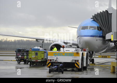 Klm Royal Dutch Airlines presso l'Aeroporto Internazionale di Vienna Foto Stock