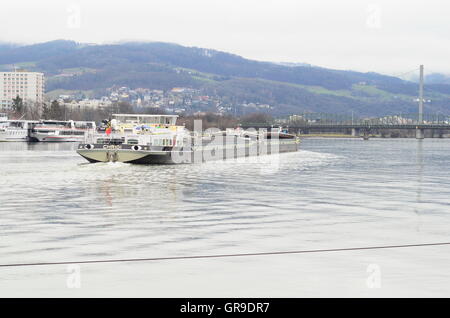 Barca sul Danubio a Linz Foto Stock