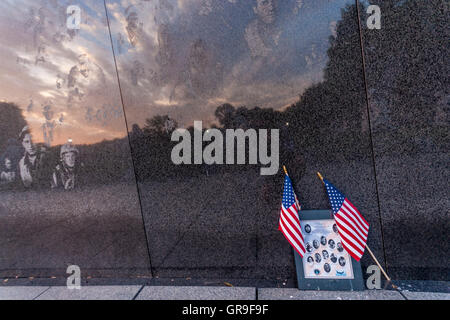 Washington, DC. I riflessi del tramonto e noi le bandiere su Korean War Memorial. Foto Stock