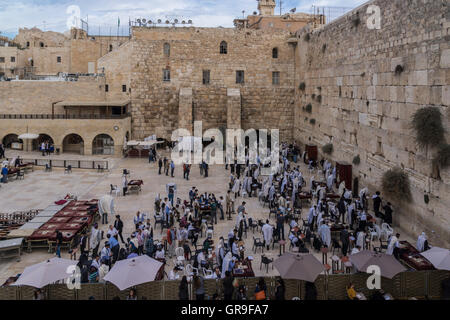 Gerusalemme, Israele. Il muro occidentale come visto dal Mugrabi's Bridge- il solo posto dove gli ebrei e i turisti sono autorizzati a immettere il monte del tempio. Foto Stock