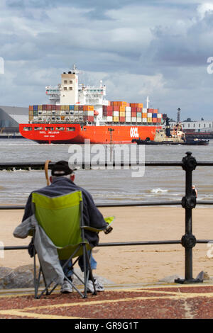 Svitzer Millgarth & Ashgarth rimorchiatori di attraccare a Hong Kong OOCL BELGIO Nave portacontainer, Liverpool, Merseyside, Regno Unito Foto Stock