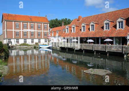 Museo del mulino (Musée du moulin) e l'Hotel de la Plage a Wissant, Côte d'Opale, Pas-de-Calais, Francia Foto Stock