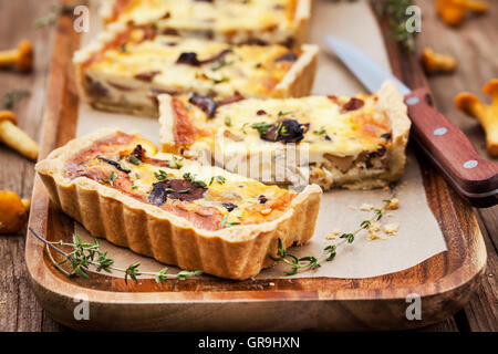 Fungo Chanterelle, formaggio e timo in casa deliziosa tart (quiche) Foto Stock