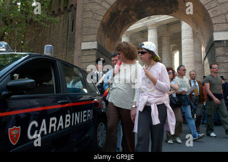 Carabinieri funzionario di polizia accanto al veicolo polizia auto nella Città del Vaticano, Roma, Italia Foto Stock