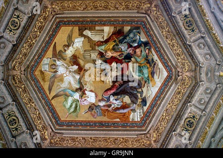 Soffitto dipinti nel Museo del Vaticano, Italia. Tetto ornato nelle mappe camera presso il Museo del Vaticano a Roma, Italia Foto Stock