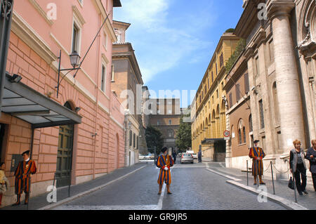 Guardie Svizzere in servizio presso il Vaticano Foto Stock