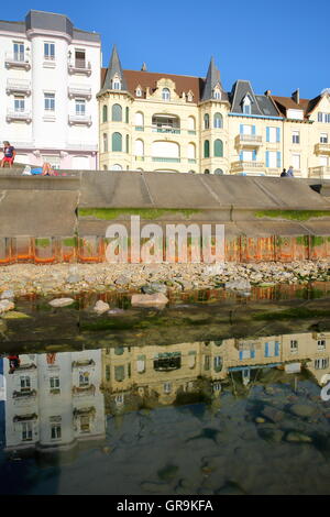 Riflessioni del fronte mare a Wimereux, Côte d'Opale, Pas-de-Calais, Francia Foto Stock