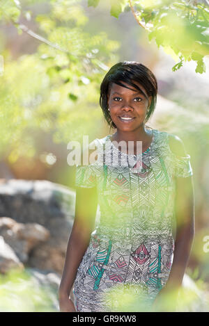 Giovane donna graziosa in posa nella natura Foto Stock