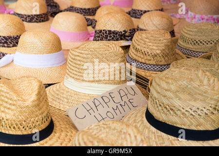 Cappelli per uomini e donne sul mercato francese in stallo Foto Stock