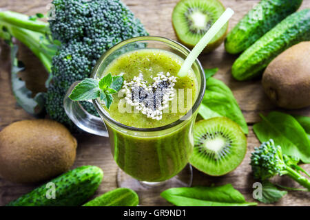 Vegetali verdi ed erbe smoothie con cuore di papavero e semi di sesamo. Amore per un sano cibo crudo concetto. Foto Stock