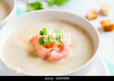 Crema di verdure Zuppa di gamberetti e crostini in bianco ciotola close up Foto Stock