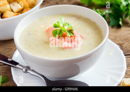 Crema di verdure Zuppa di gamberetti e crostini in bianco ciotola close up Foto Stock