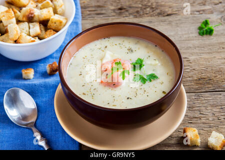 Crema di verdure Zuppa di gamberetti e crostini in coppa sopra lo sfondo di legno Foto Stock