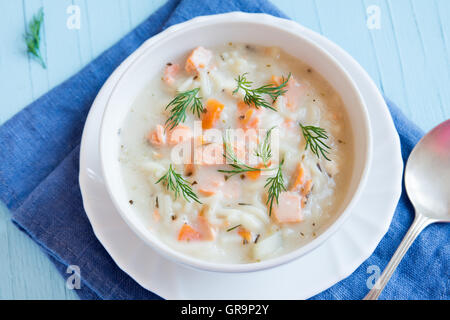Zuppa di salmone con pasta e verdure close up Foto Stock