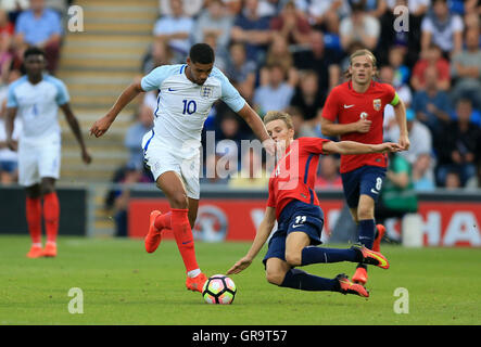 Inghilterra U21's Ruben Loftus-Cheek (sinistra) e Norvegia U21's Martin Odegaard battaglia per la sfera durante la UEFA Under 21 Euro 2017 partita di qualificazione presso la Comunità Stadium, Colchester. Foto Stock