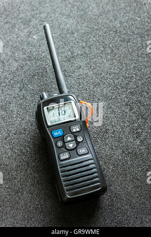 Portatile palmare marine radio VHF. Foto Stock