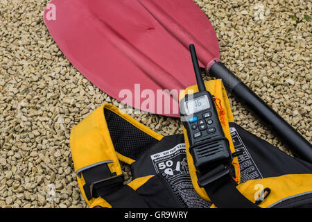 Kayak paddle, aiuti di galleggiamento e una radio VHF. Foto Stock