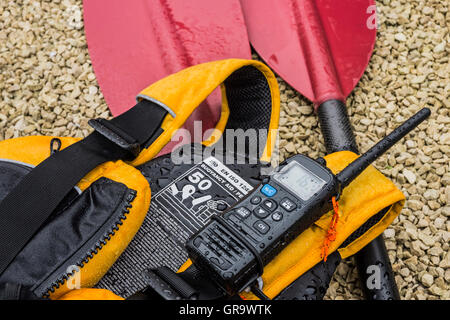 Kayak paddle, aiuti di galleggiamento e una radio VHF. Foto Stock