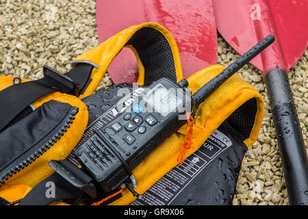 Kayak paddle, aiuti di galleggiamento e una radio VHF. Foto Stock