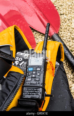 Kayak paddle, aiuti di galleggiamento e una radio VHF. Foto Stock