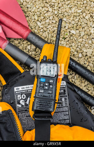 Kayak paddle, aiuti di galleggiamento e una radio VHF. Foto Stock