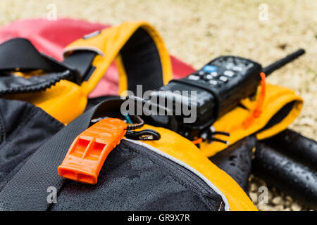 Whistle attaccato ad un kayak aiuti di galleggiamento con radio VHF. Foto Stock