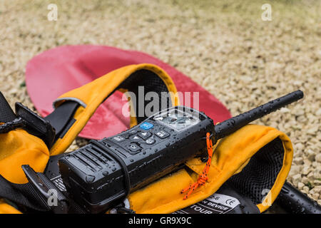 Kayak paddle, aiuti di galleggiamento e una radio VHF. Foto Stock