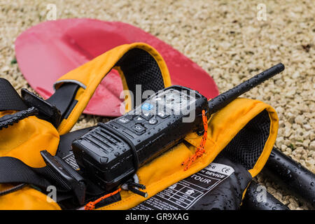 Kayak paddle, aiuti di galleggiamento e una radio VHF. Foto Stock