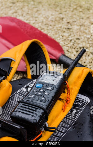 Kayak paddle, aiuti di galleggiamento e una radio VHF. Foto Stock