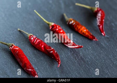 Chilis su un piatto di ardesia Foto Stock